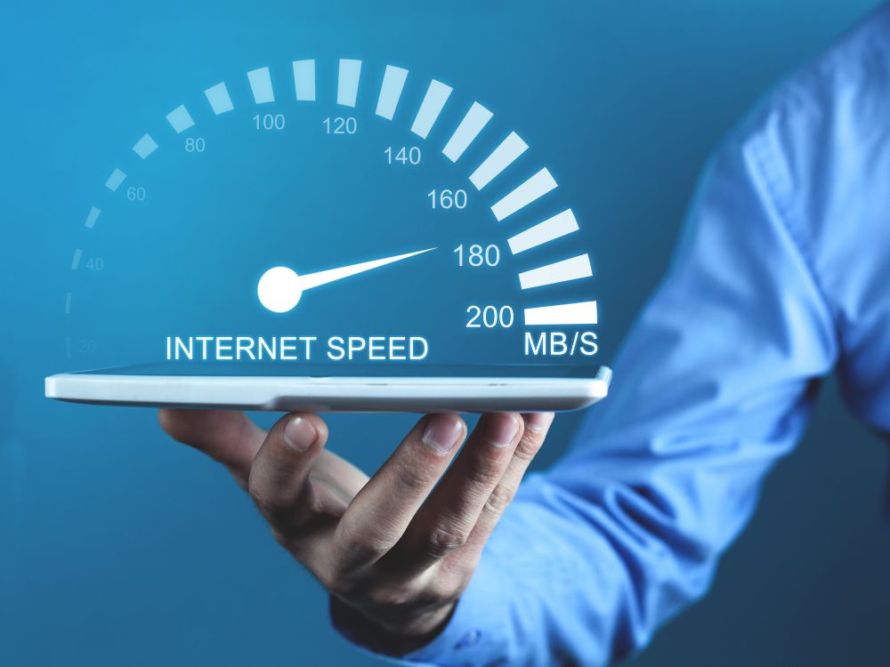 Medidor de velocidade de conexão ilustrando Internet lenta como resolver e melhorar o desempenho da rede em dispositivos móveis e notebooks.