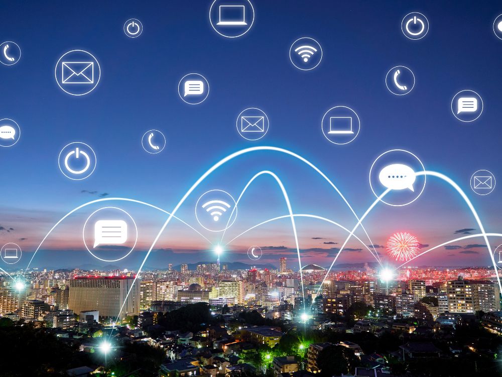 Rede de comunicação com troca de dados em tempo real entre dispositivos, ilustrando a diferença de fibra óptica para internet normal