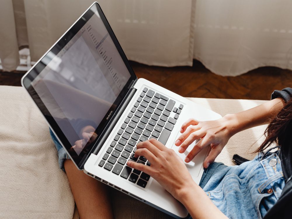 Tecnologia de transmissão de dados com conexão rápida e estável em ambiente urbano, contexto da diferença de fibra óptica para internet normal