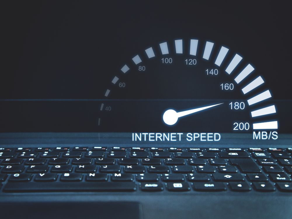 Tela com indicador de velocidade simboliza Internet lenta como resolver problemas de carregamento, downloads e navegação online lenta.