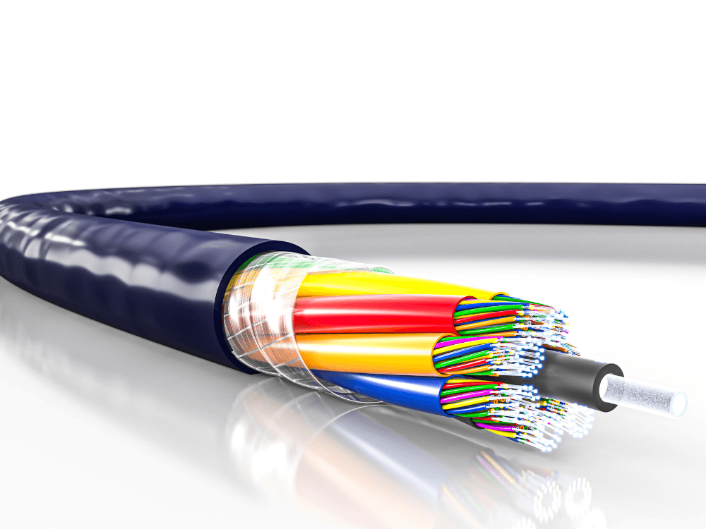 Cabo de fibra óptica aberto revela filamentos internos responsáveis pela transmissão de dados em alta velocidade por meio de luz.