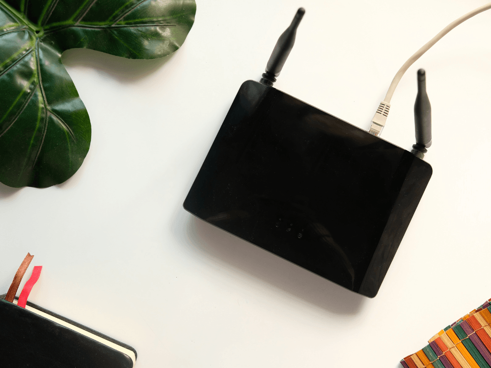 Roteador Wi-Fi com duas antenas e cabo de internet conectado, equipamento responsável por distribuir conexão sem cabos.