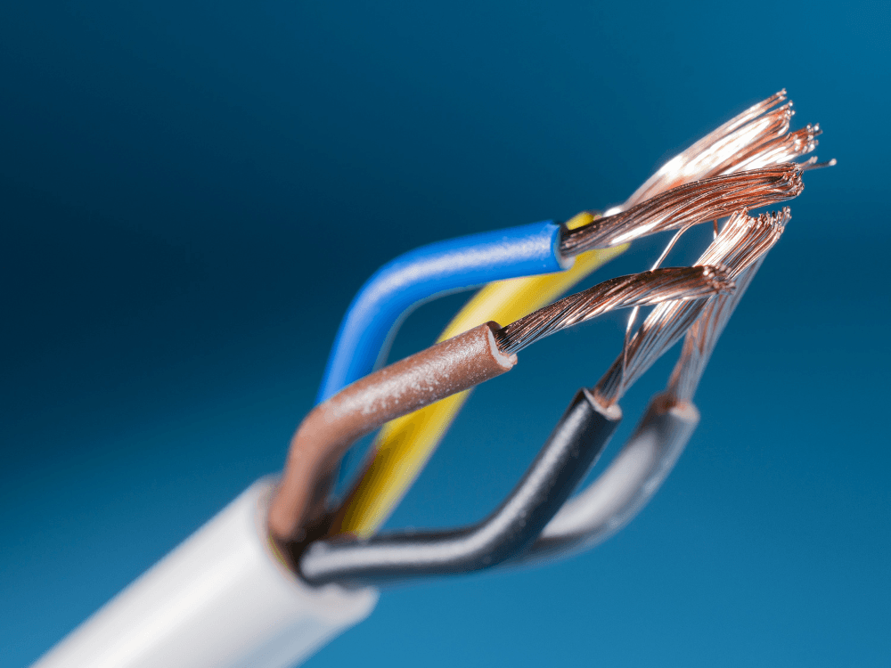 Cabo elétrico com condutores internos expostos representa a infraestrutura utilizada na distribuição de energia, distinta da fibra óptica.
