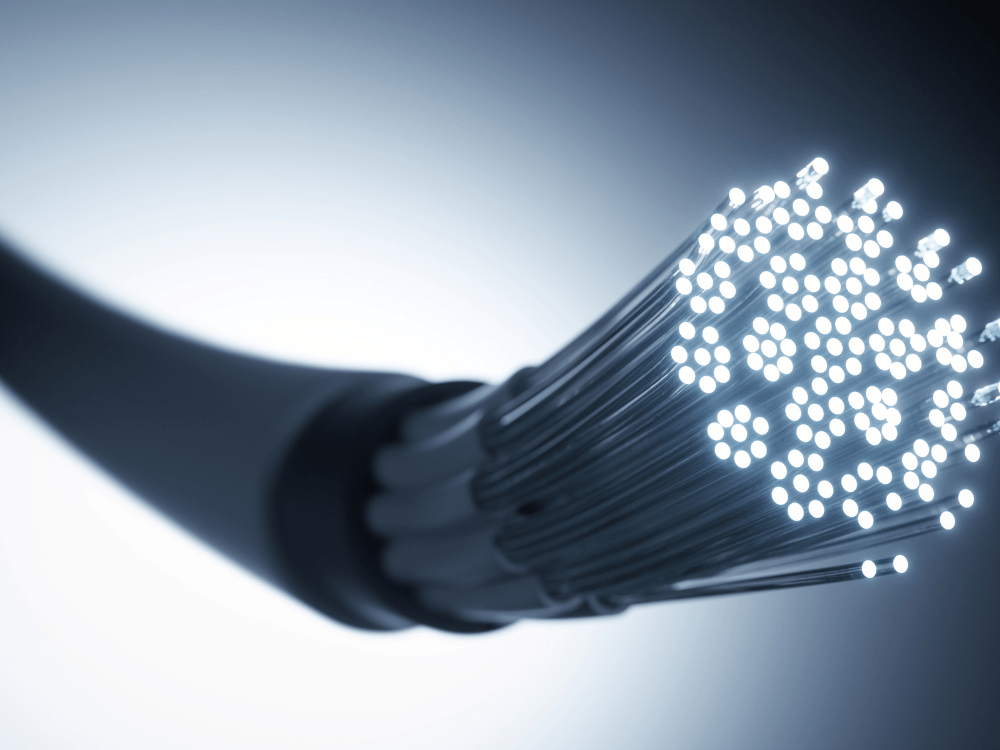 Feixe de fibras ópticas iluminadas representa a transmissão de dados em alta velocidade e mostra que a internet fibra é boa