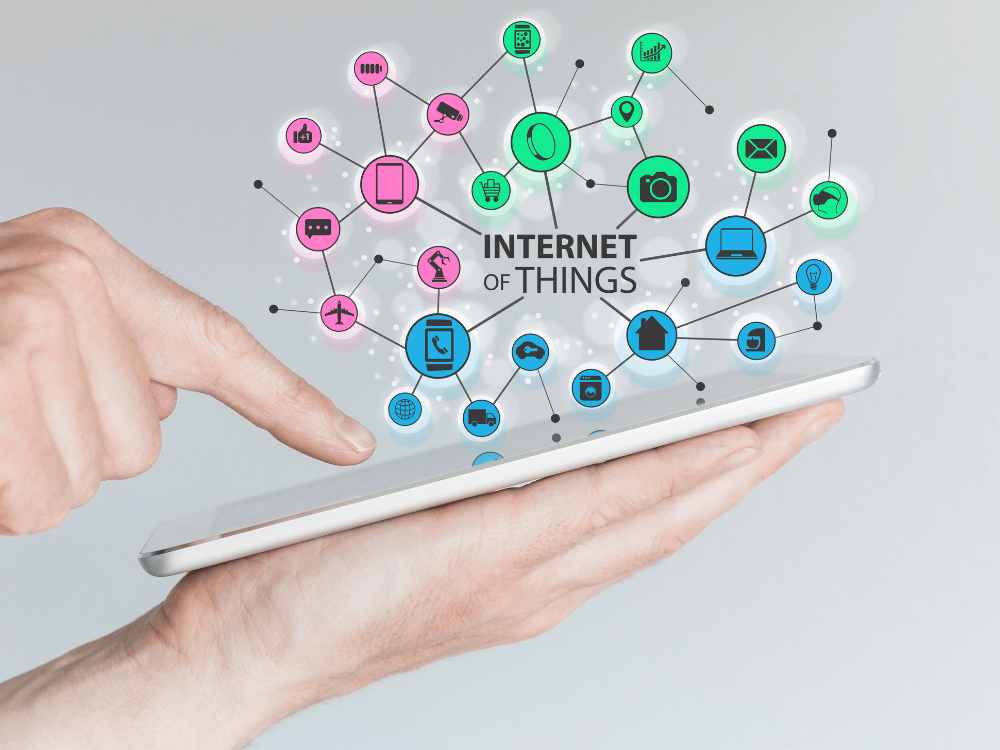 Tablet exibindo ícones de dispositivos conectados à Internet das Coisas, representando o consumo de velocidade e o que é mega de internet