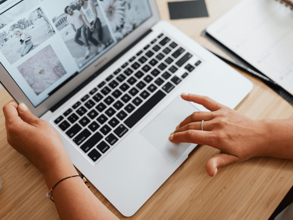 Pessoa utilizando um notebook para navegar na internet, ilustrando como a velocidade em mega influencia a experiência de conexão.